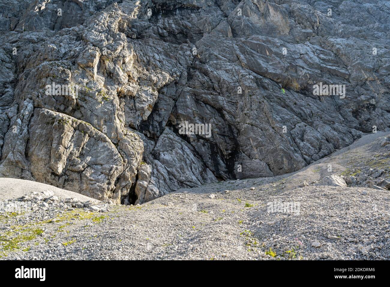 Une petite source sur une pente abrupte dans les montagnes Karwendel, l'eau s'infiltre immédiatement dans le cri Banque D'Images