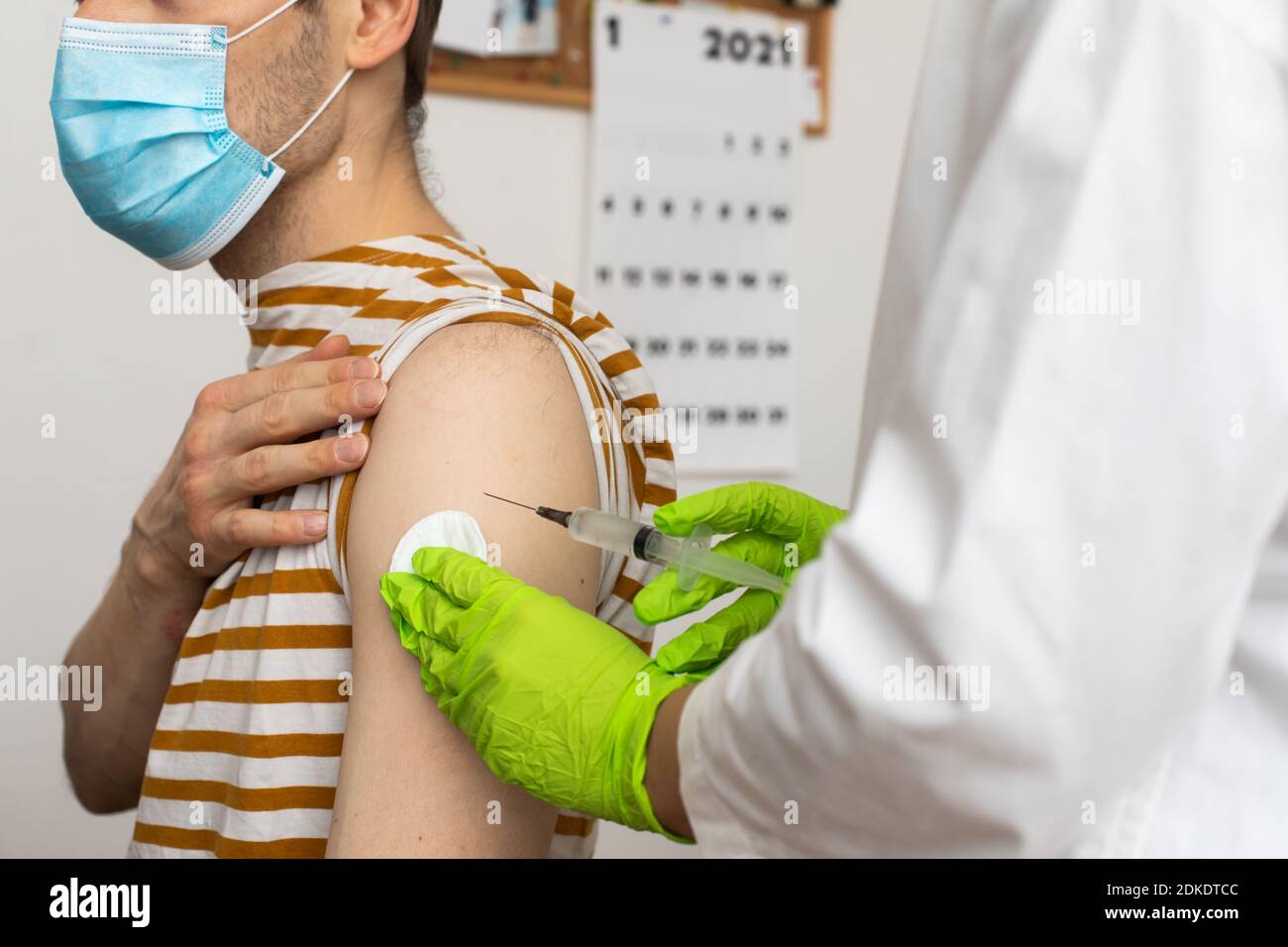 L'homme reçoit un jab, l'homme se vaccine. Les parents obtiennent un vaccin contre le covid-19 de deuxième génération Banque D'Images