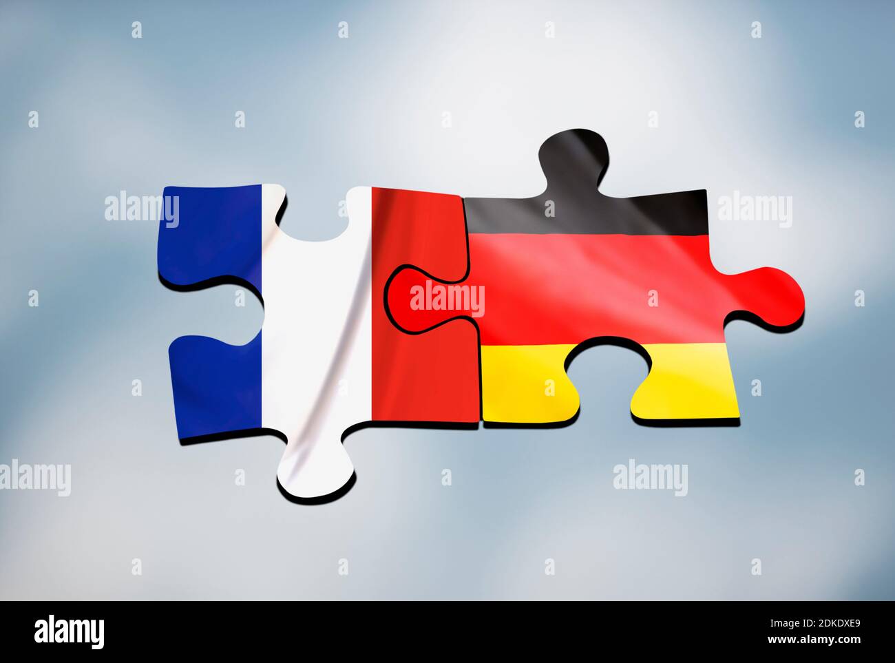Deux pièces de puzzle avec drapeaux de la France et de l'Allemagne arrière-plan bleu abstrait Banque D'Images