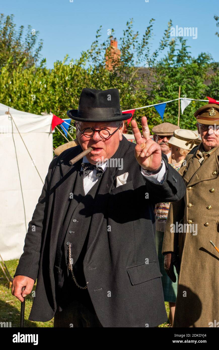 Ré-acteurs en costume des années quarante avec un impersonate Winston Churchill au centre, Village at War event, Stoke Bruerne, Northamptonshire, Royaume-Uni Banque D'Images