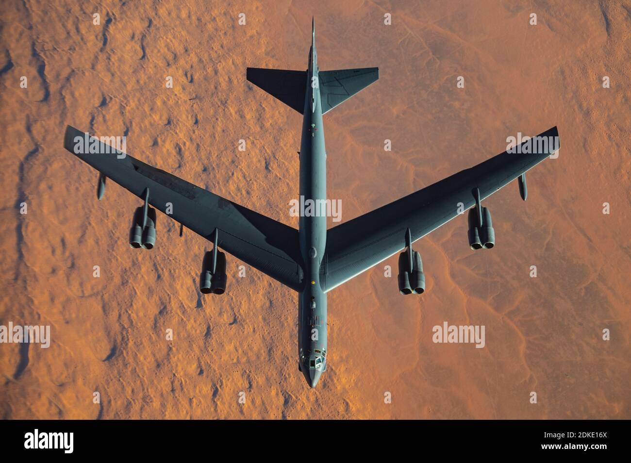 Un bombardier stratégique B-52 Stratofortress de la US Air Force de la 2e Escadre Bomb, à bord d'une mission de la Force opérationnelle d'bombardier de plusieurs jours le 10 décembre 2020 au-dessus du Qatar. Le bombardier a été déplacé dans la région à la suite d'une augmentation des tensions avec l'Iran. Banque D'Images