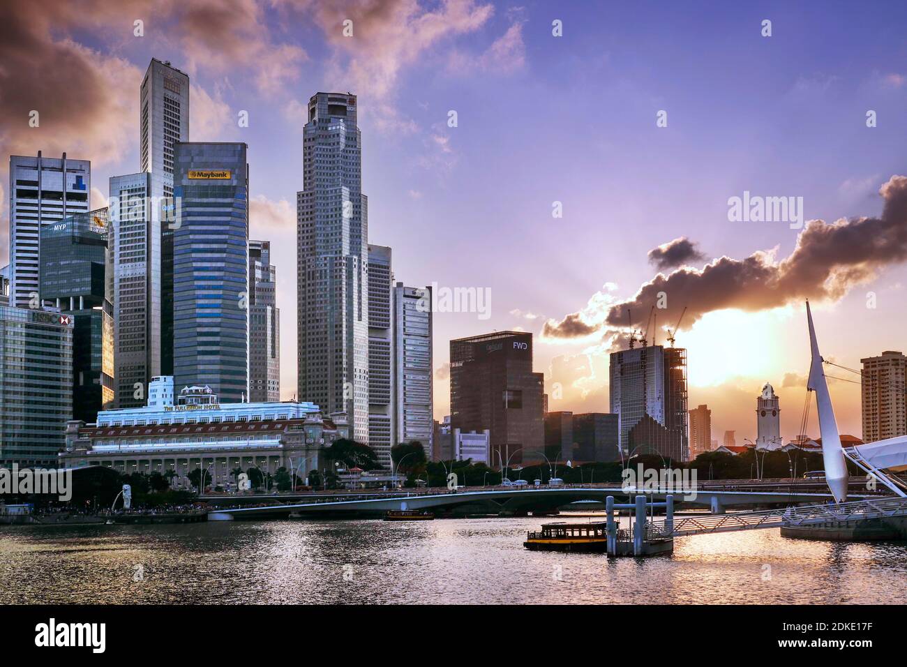 Marina Bay avec Fullerton Hotel et gratte-ciels à Singapour à coucher de soleil Banque D'Images