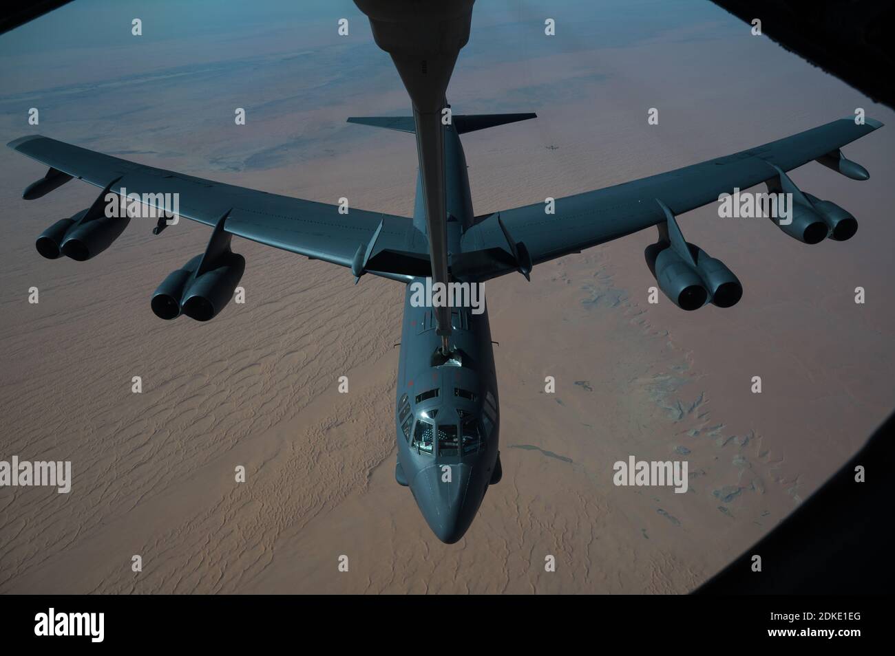 Un bombardier stratégique B-52 Stratofortress de la 2e Escadre Bomb de la U.S. Air Force est ravitaillé à partir d'un avion KC-135 Stratotanker lors d'une mission de la Force opérationnelle bombardier de plusieurs jours le 10 décembre 2020 au-dessus du Qatar. Le bombardier a été déplacé dans la région à la suite d'une augmentation des tensions avec l'Iran. Banque D'Images