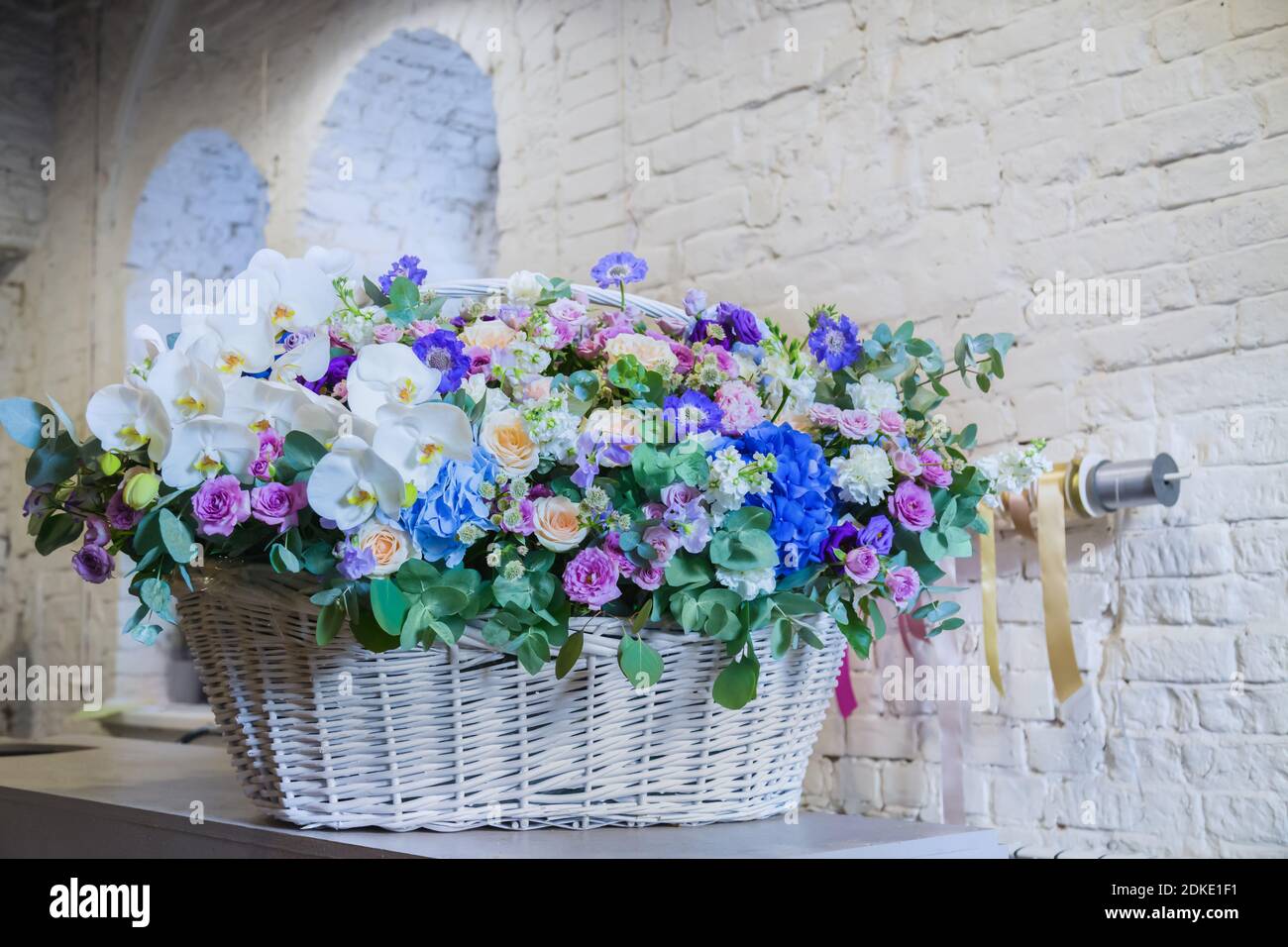 Grand panier fleuri avec fleurs au fleuriste Banque D'Images