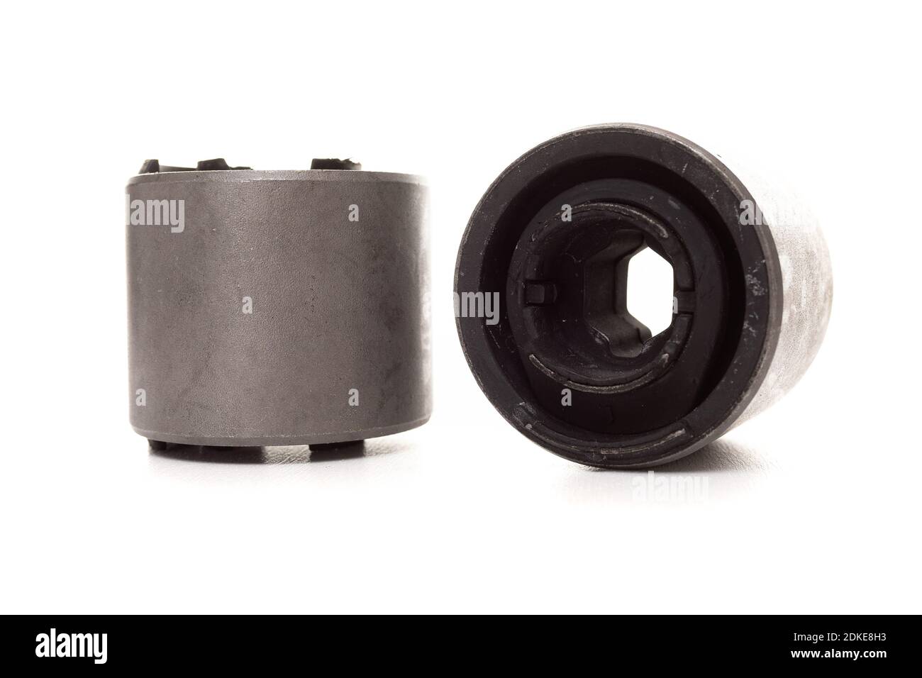 la suspension bloque silencieusement sur fond blanc, la réparation dans un atelier automobile, le service de garantie chez un concessionnaire Banque D'Images