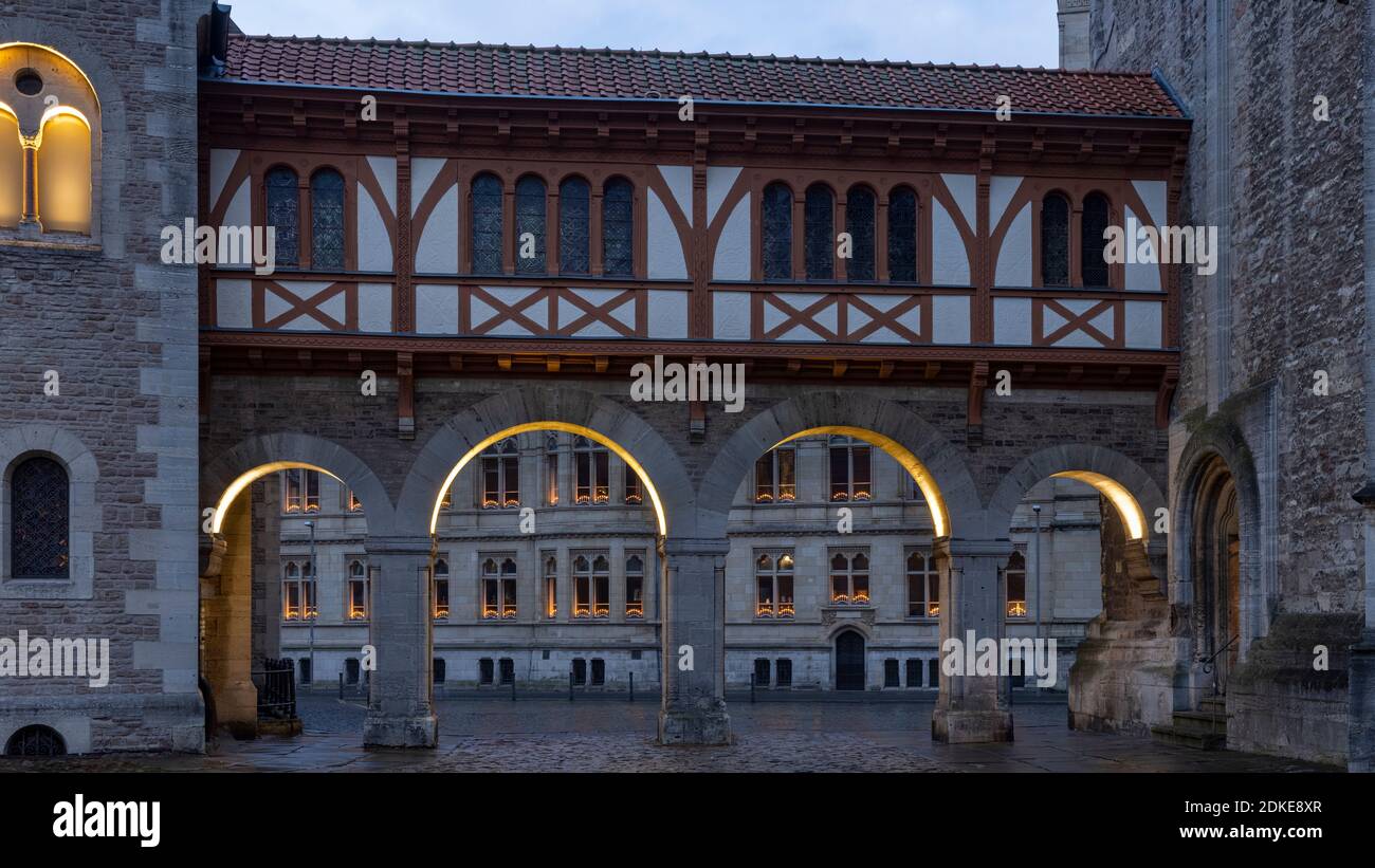 La ville de Braunschweig se prépare pour les fêtes de fin d'année illuminant les bâtiments médiévaux dans le quartier de la vieille ville Banque D'Images