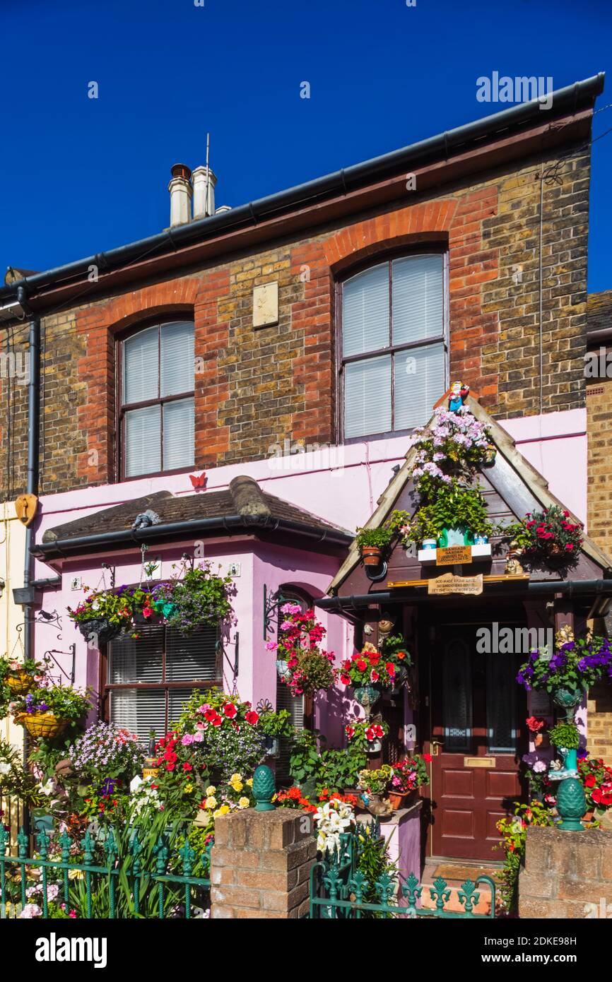 Angleterre, Kent, Deal, rue résidentielle, Maison avec fleurs de jardin de devant colorées Banque D'Images