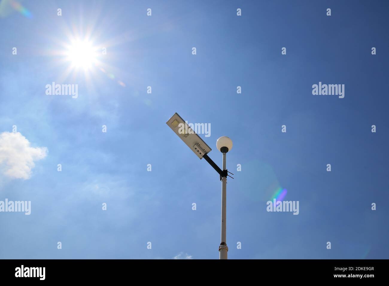 Ciel clair faire la pleine force de la lumière du soleil brillent à travers les panneaux solaires. Banque D'Images