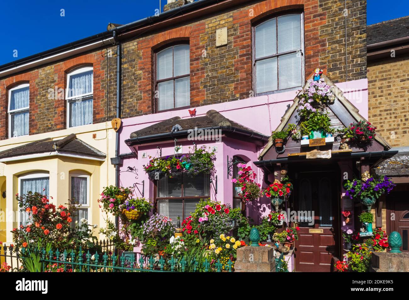 Angleterre, Kent, Deal, rue résidentielle, Maison avec fleurs de jardin de devant colorées Banque D'Images