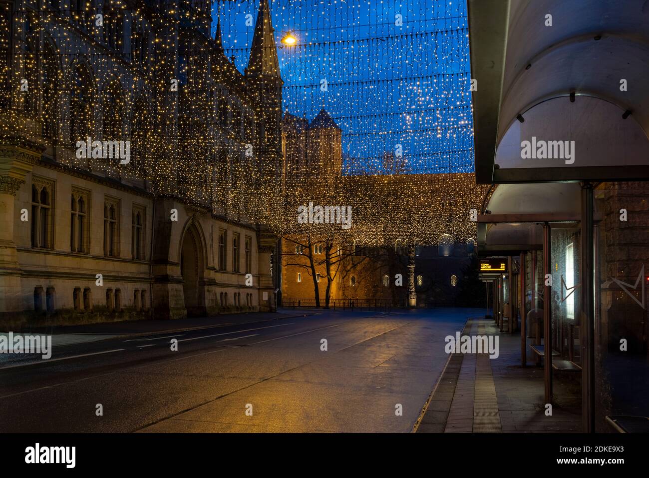 La ville de Braunschweig se prépare pour les fêtes de fin d'année illuminant les bâtiments médiévaux dans le quartier de la vieille ville Banque D'Images