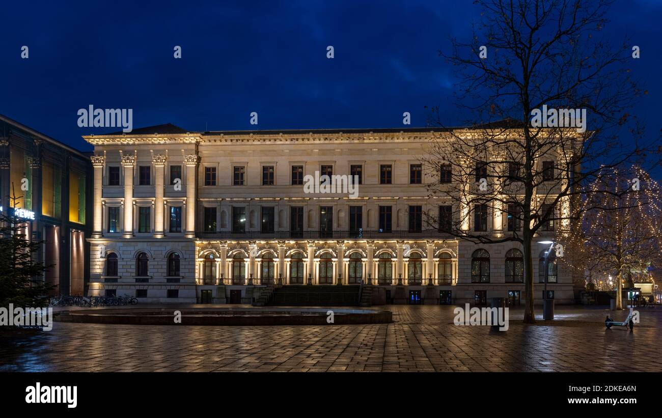 La ville de Braunschweig se prépare pour les fêtes de fin d'année illuminant les bâtiments médiévaux dans le quartier de la vieille ville Banque D'Images