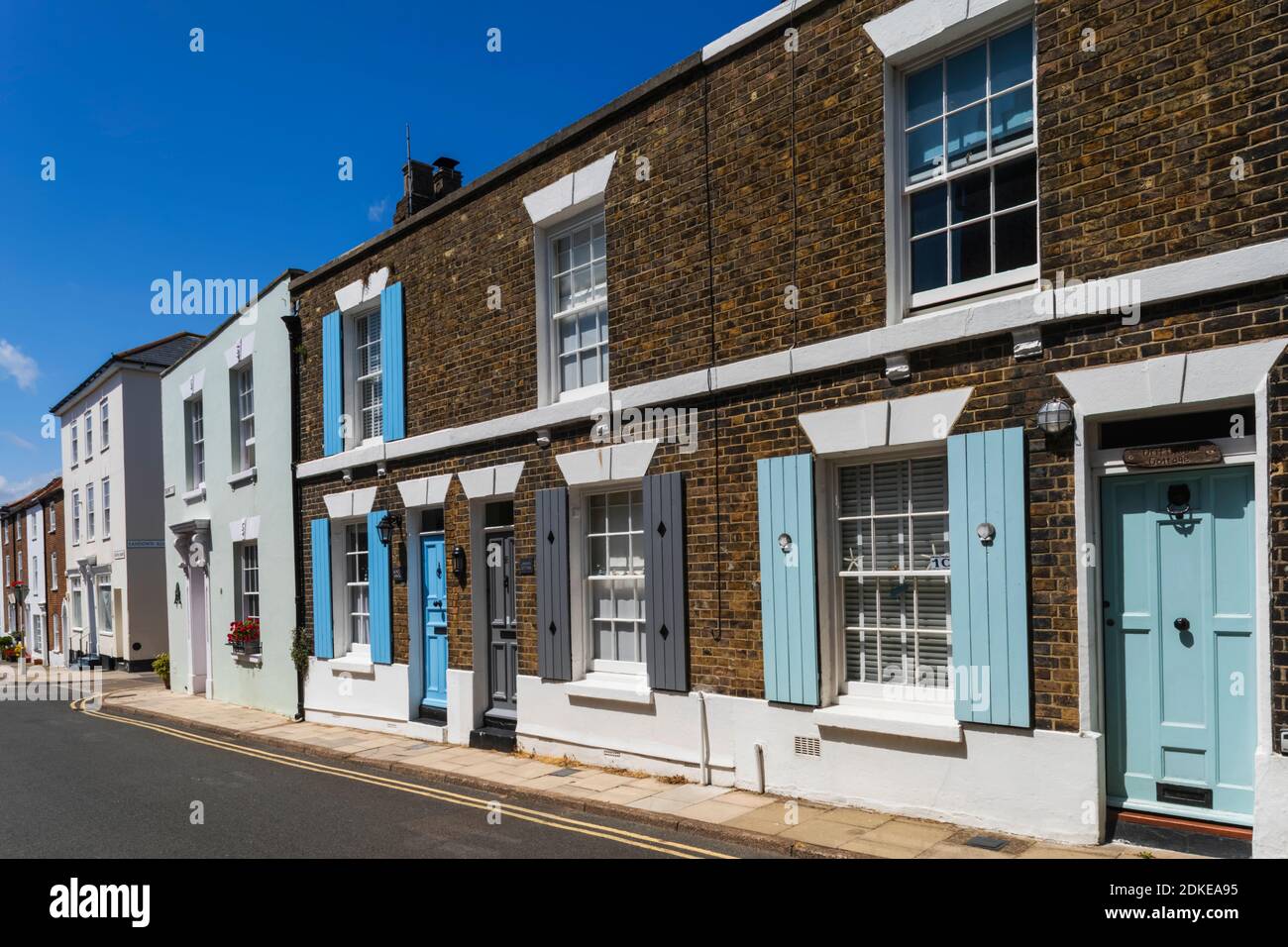 Angleterre, Kent, Deal, porte colorée et fenêtres avec volets Banque D'Images