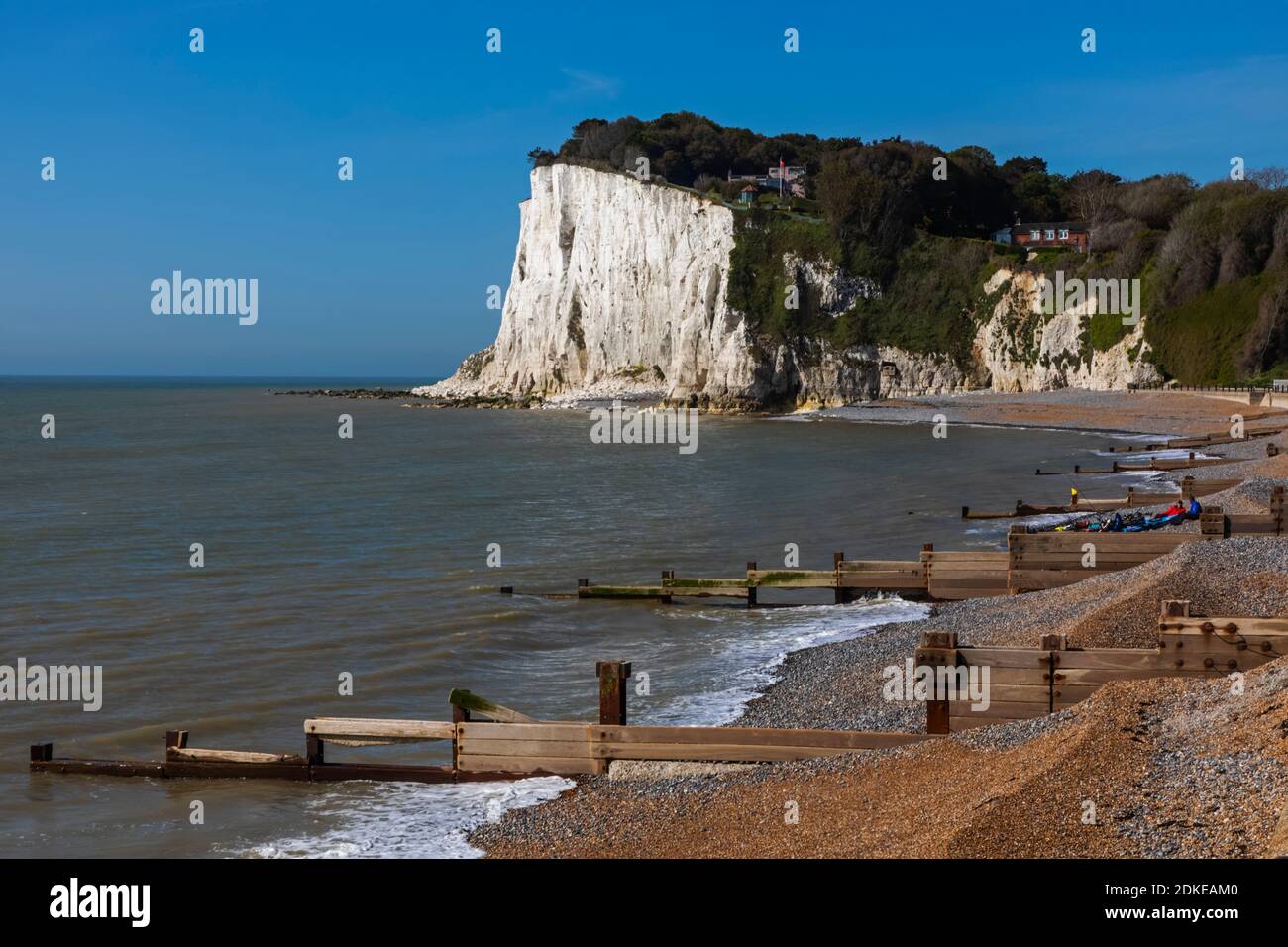 Angleterre, Kent, Douvres, St Margaret's Bay, la plage et les falaises blanches de Douvres Banque D'Images