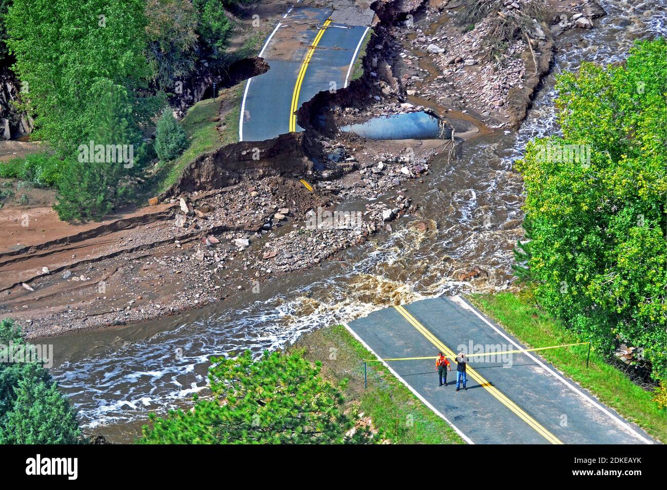 BOULDER, COLORADO, États-Unis - 16 septembre 2013 - vue aérienne d'une route endommagée par une inondation à Boulder, Colorado, États-Unis après que la région a connu une inondation généralisée Banque D'Images