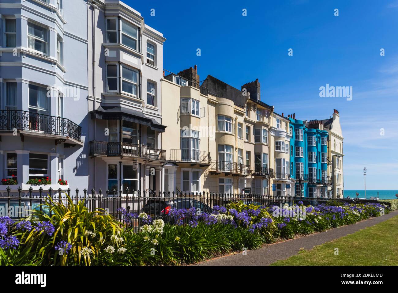 Angleterre, East Sussex, Brighton, Kemptown, les jardins de la Nouvelle Steine et les hôtels et bâtiments résidentiels colorés Banque D'Images