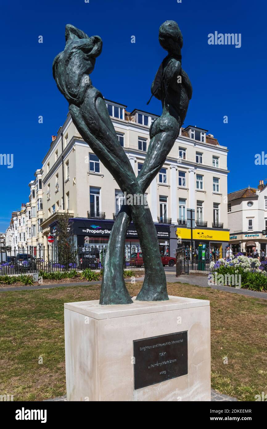 Angleterre, East Sussex, Brighton, Kemptown, The New Steine Gardens, The AIDS Memorial Statue intitulée « Tay » par Romany Mark Bruce en date de 2009 Banque D'Images