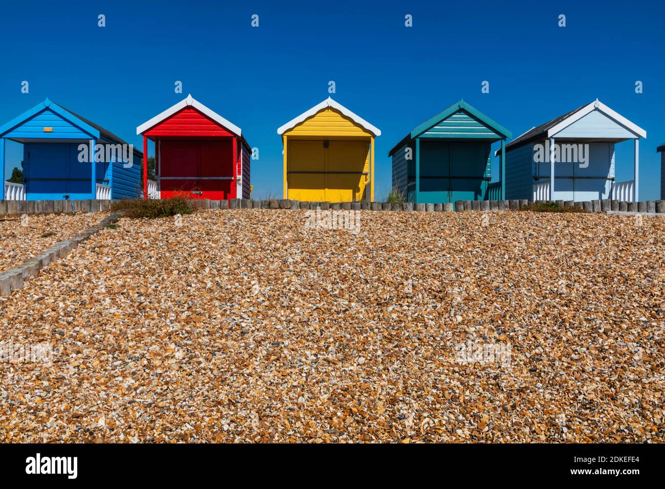 Angleterre, Hampshire, New Forest, Calshot, Calshot Beach, hauts en couleur Beach huts Banque D'Images