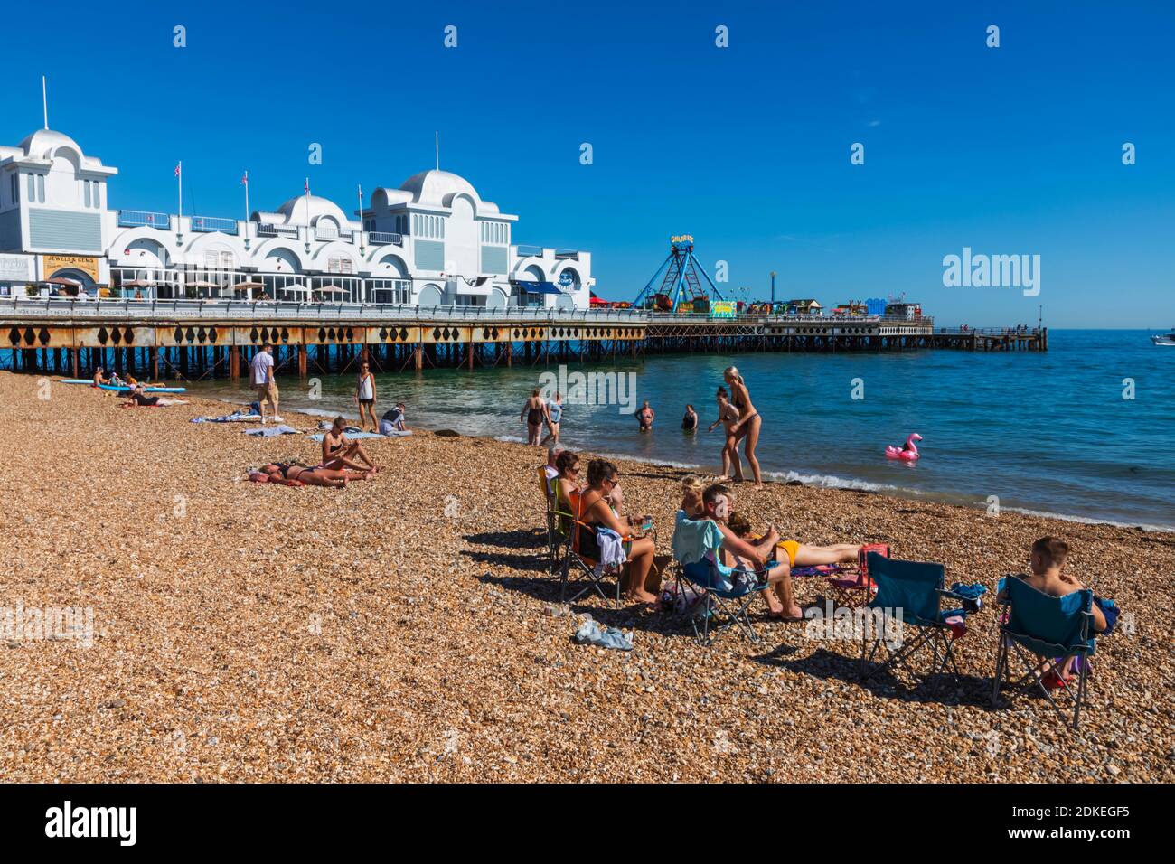 Angleterre, Hampshire, Portsmouth, Southsea, Beach et South Parade Pier Banque D'Images