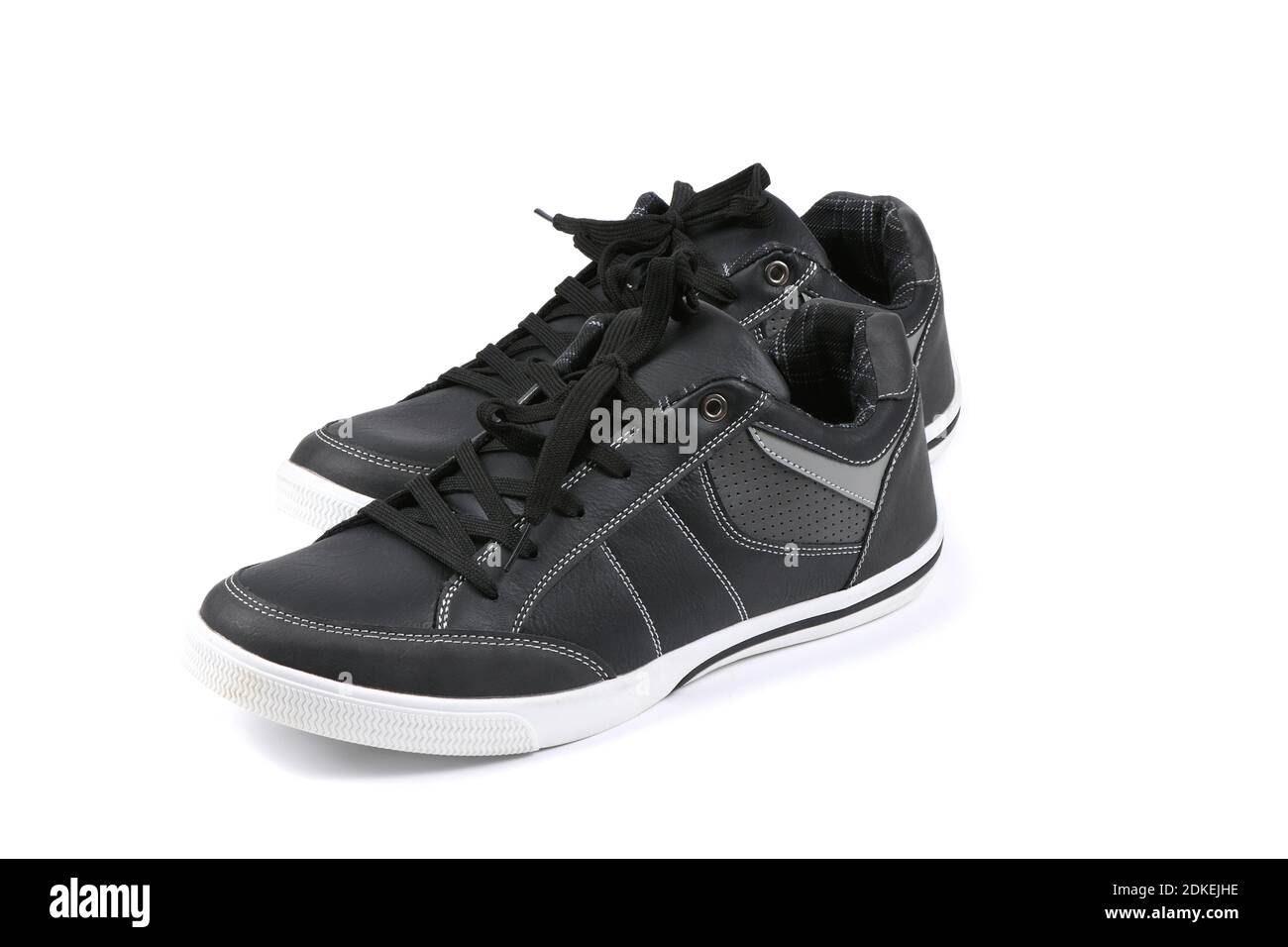 Paire de sneakers noires pour femme isolées sur fond blanc. Photo haute résolution. Profondeur de champ complète. Banque D'Images