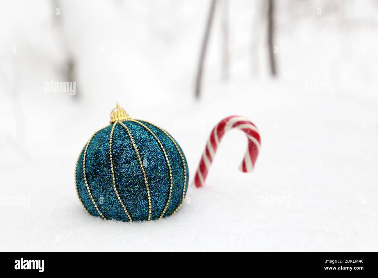 Boule de Noël avec canne à sucre sur la neige. Fond d'hiver pour la fête du nouvel an, carte de vœux Banque D'Images