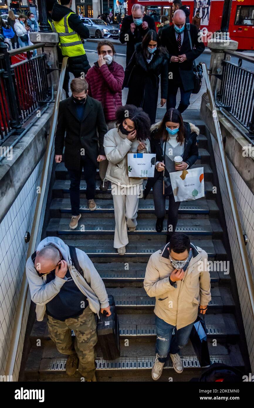 Londres, Royaume-Uni. 15 décembre 2020. La plupart des acheteurs portent des masques, même à l'extérieur - Oxford Street, à la veille du niveau 3, et les acheteurs sont maintenant dehors les magasins sont de nouveau ouverts. Mais les détaillants sont encore en période difficile, car ils tentent de rattraper le deuxième blocage du coronavirus et la réponse au niveau 3 pour Londres est peu ferme. Crédit : Guy Bell/Alay Live News Banque D'Images