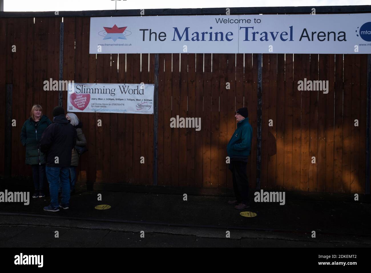 Les spectateurs font la queue devant le sol avant de jouer à Marine Hyde United dans un premier match du FA Trophy à la Marine Travel Arena, anciennement Rossett Park, à Crosby. En raison de la réglementation du coronavirus qui avait suspendu les matchs de ligue, les seuls joueurs des Merseysiders ont participé aux compétitions de coupe, y compris leur prochaine égalité contre Tottenham Hotspur lors de la coupe FA troisième tour. Marine a gagné le match par 1-0, regardé par une capacité autorisée de 400, avec les visiteurs ayant deux hommes envoyés dans la seconde moitié. Banque D'Images