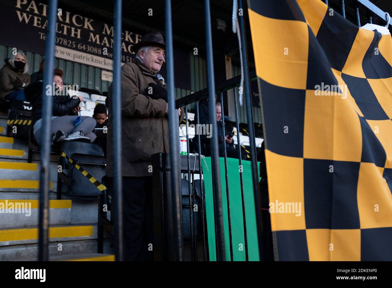 Un supporter à la maison prenant sa place dans le stand avant le jeu de Marine Hyde United dans un FA Trophy première cravate ronde à la Marine Travel Arena, anciennement connu sous le nom de Rossett Park, à Crosby. En raison de la réglementation du coronavirus qui avait suspendu les matchs de ligue, les seuls joueurs des Merseysiders ont participé aux compétitions de coupe, y compris leur prochaine égalité contre Tottenham Hotspur lors de la coupe FA troisième tour. Marine a gagné le match par 1-0, regardé par une capacité autorisée de 400, avec les visiteurs ayant deux hommes envoyés dans la seconde moitié. Banque D'Images