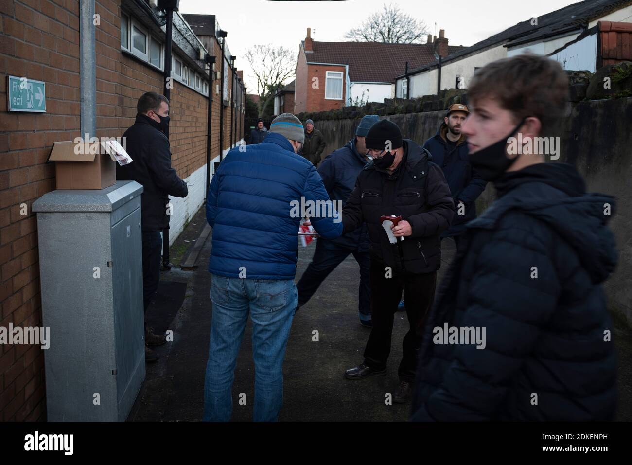 Les spectateurs arrivant au sol avant le jeu Marine Hyde United dans un FA Trophy première cravate à la Marine Travel Arena, anciennement Rossett Park, à Crosby. En raison de la réglementation du coronavirus qui avait suspendu les matchs de ligue, les seuls joueurs des Merseysiders ont participé aux compétitions de coupe, y compris leur prochaine égalité contre Tottenham Hotspur lors de la coupe FA troisième tour. Marine a gagné le match par 1-0, regardé par une capacité autorisée de 400, avec les visiteurs ayant deux hommes envoyés dans la seconde moitié. Banque D'Images