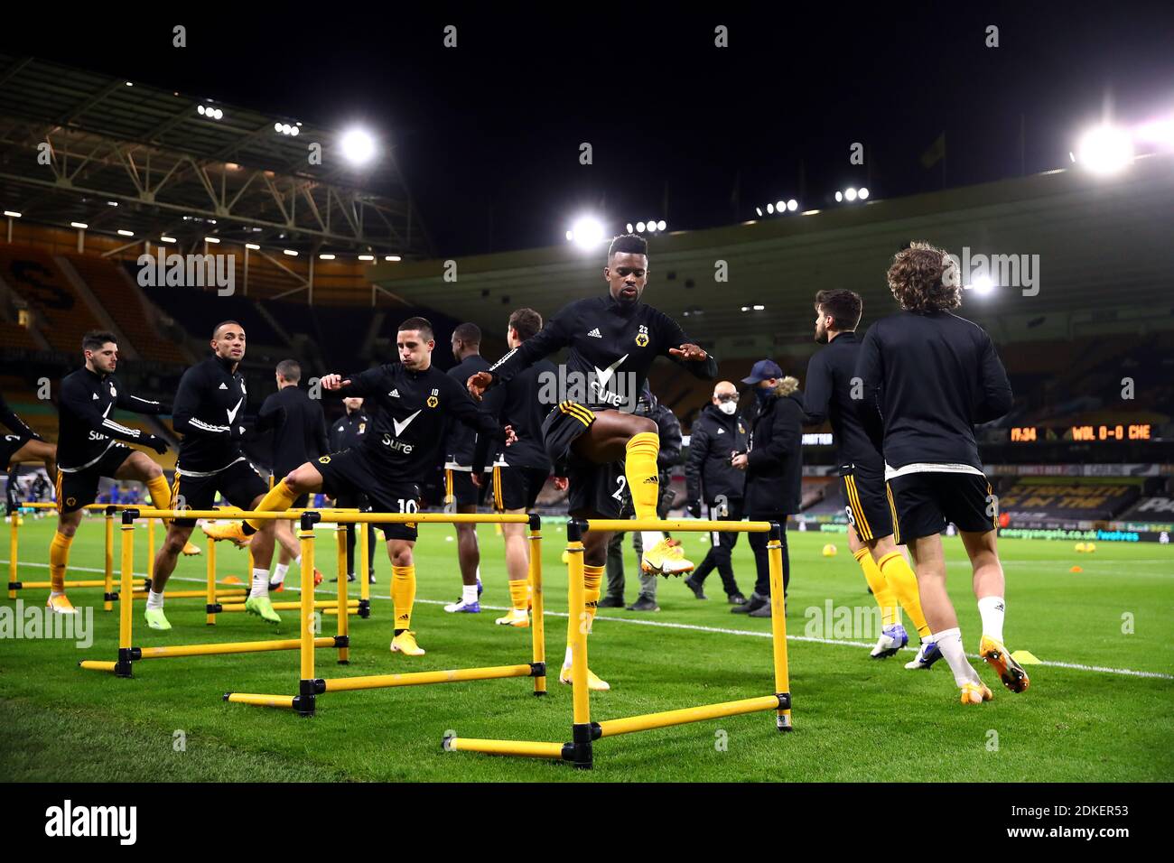 Nelson Semedo de Wolverhampton Wanderers (devant à droite) et ses coéquipiers se réchauffent en utilisant des haies avant le match de la Premier League à Molineux, Wolverhampton. Banque D'Images Nelson Semedo de Wolverhampton Wanderers (devant à droite) et ses coéquipiers se réchauffent en utilisant des haies avant le match de la Premier League à Molineux, Wolverhampton. Banque D'Images