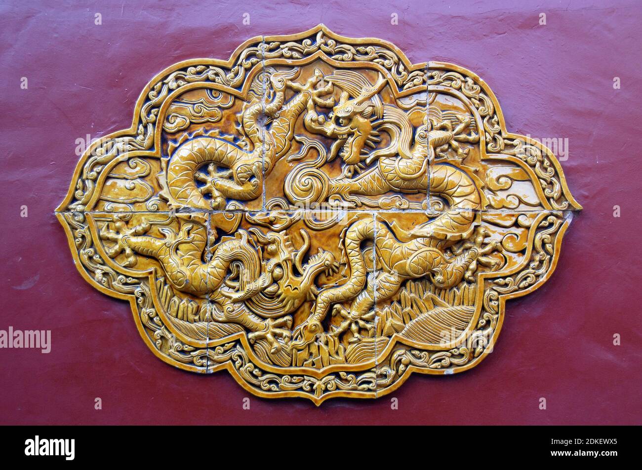 Wutaishan, province du Shanxi en Chine. Carreaux décoratifs avec dragons sur un mur au monastère de Pusading (monastère du sommet de Bodhisattva). Banque D'Images