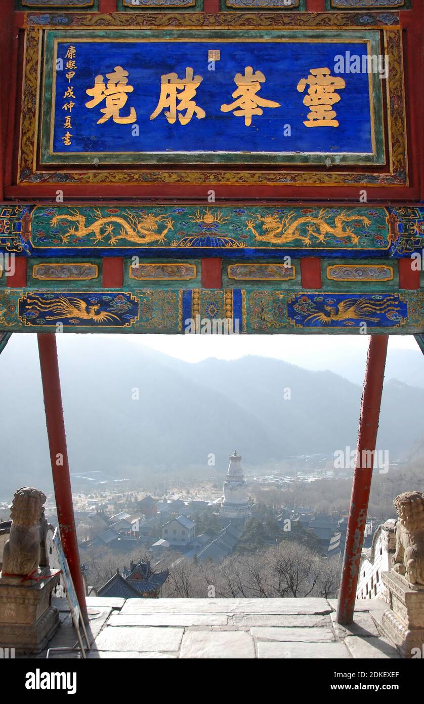 Wutaishan, province du Shanxi en Chine. Vue depuis le Pusading (Sommet de Bodhisattva) avec la Grande Pagode blanche et le temple de Tayuan. Banque D'Images
