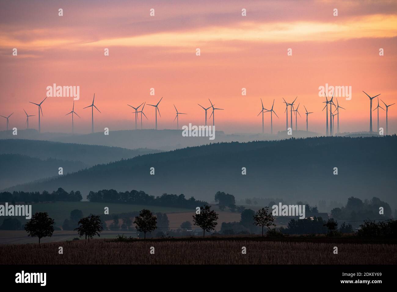 Allemagne, Bavière, haute-Franconie, vue des éoliennes au lever du soleil à Ort Berg Banque D'Images