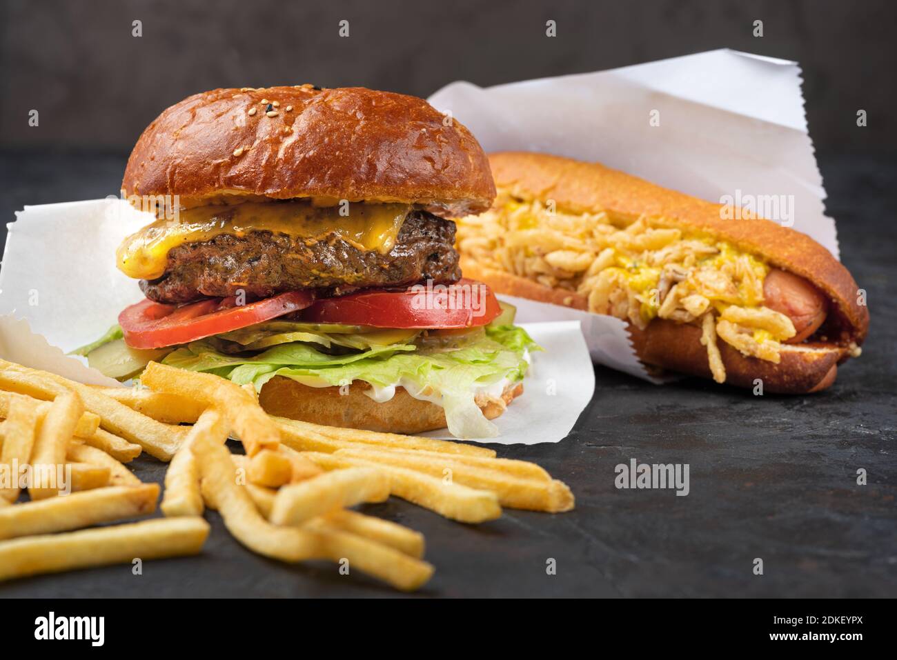 Restauration rapide - Hot dogs, hamburgers et frites Banque D'Images