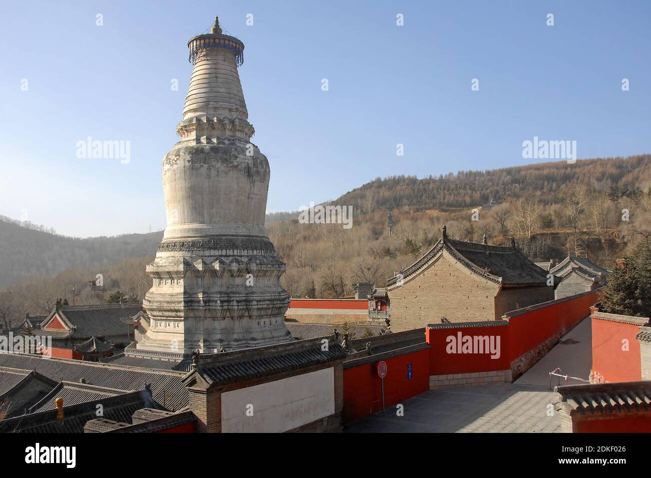 Wutaishan, province du Shanxi en Chine. Grande Pagode blanche ou Dabaita ou Sarira Stupa au temple de Tayuan, avec vue sur les montagnes derrière. Banque D'Images