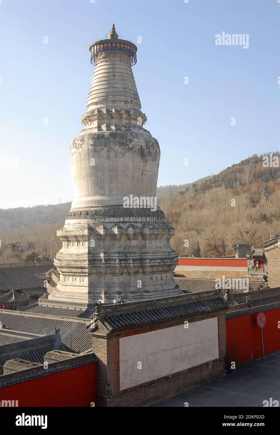 Wutaishan, province du Shanxi en Chine. Grande Pagode blanche ou Dabaita ou Sarira Stupa au temple de Tayuan, avec vue sur les montagnes derrière. Banque D'Images
