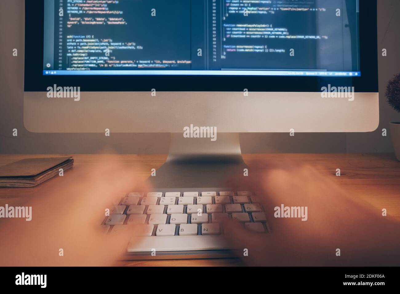 Programmateur saisie manuelle plus rapide sur le clavier. Programmateur  programme de codage et site Web mis sur table en bois avec ordinateur et  écran Photo Stock - Alamy