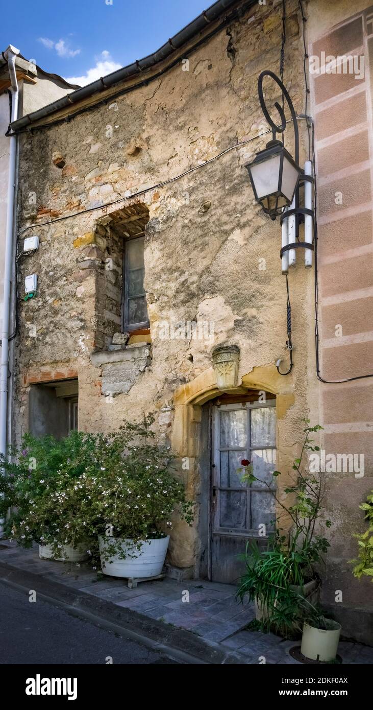 Ancienne maison en pierre à Bizanet en été Banque D'Images