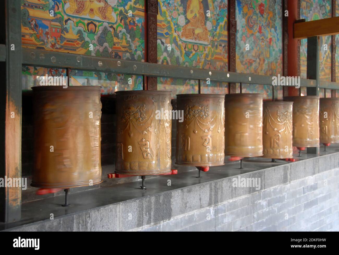 Wutaishan, province du Shanxi en Chine. Roues de prière tournants au temple de Tayuan. Wutaishan est l'une des quatre montagnes sacrées du bouddhisme chinois. Banque D'Images