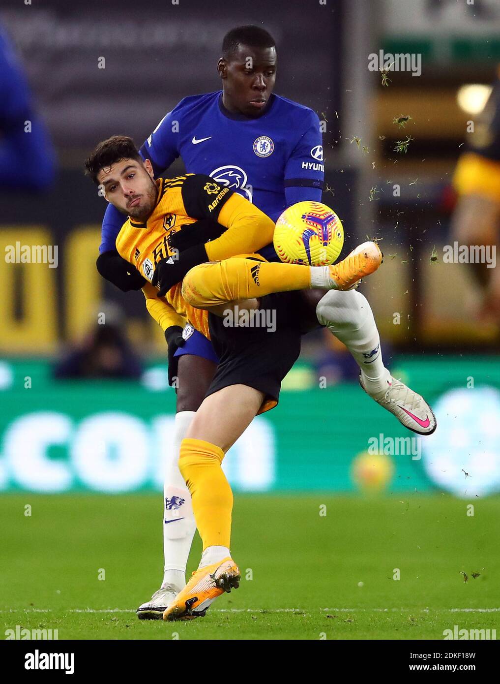 Pedro Neto de Wolverhampton Wanderers (à gauche) et Kurt Zouma de Chelsea se battent pour le ballon lors du match de la Premier League à Molineux, Wolverhampton. Banque D'Images Pedro Neto de Wolverhampton Wanderers (à gauche) et Kurt Zouma de Chelsea se battent pour le ballon lors du match de la Premier League à Molineux, Wolverhampton. Banque D'Images