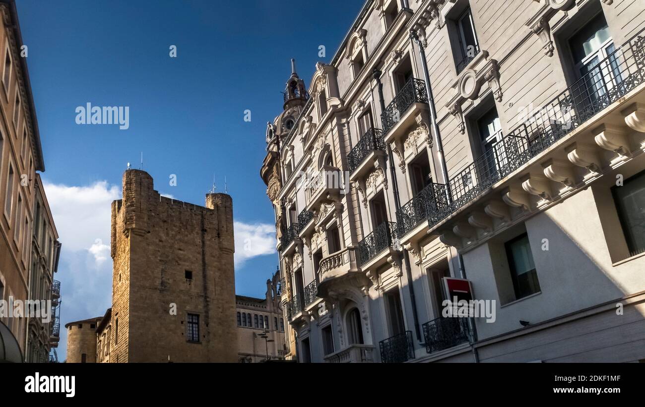 Vue sur le cours de la République jusqu'à l'Hôtel de ville de Narbonne en été. Banque D'Images