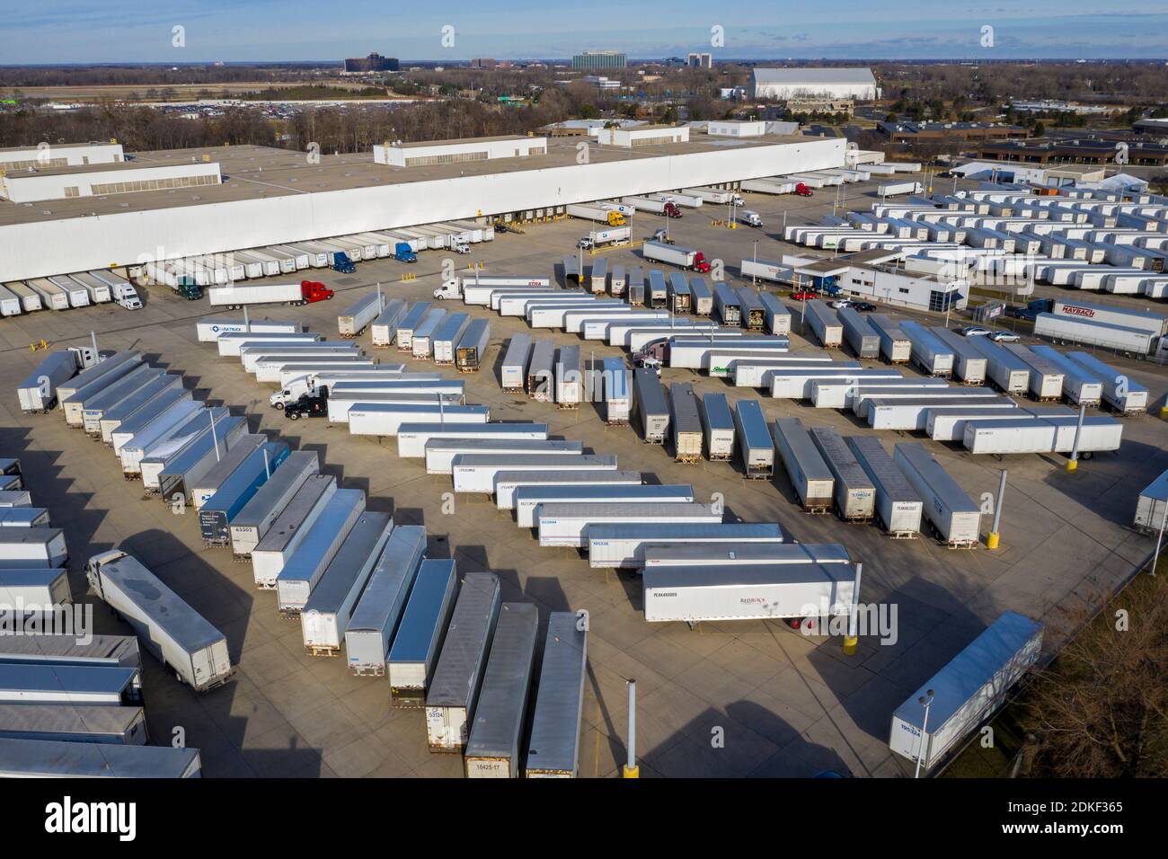 Allen Park, Michigan, États-Unis. 15 décembre 2020. De longs retards de semaines ou même de mois dans le traitement du courrier sont signalés au centre de distribution du réseau de Detroit du United States postal Service. Outre de nombreuses remorques en attente de déchargement, une ligne de camions attend d'entrer dans l'installation. Les causes des retards sont notamment la pandémie du coronavirus, les volumes de courrier élevés et la décision du ministre des postes nommé par Trump de mettre au rebut les machines de tri du courrier à grande vitesse. Crédit : Jim West/Alay Live News Banque D'Images