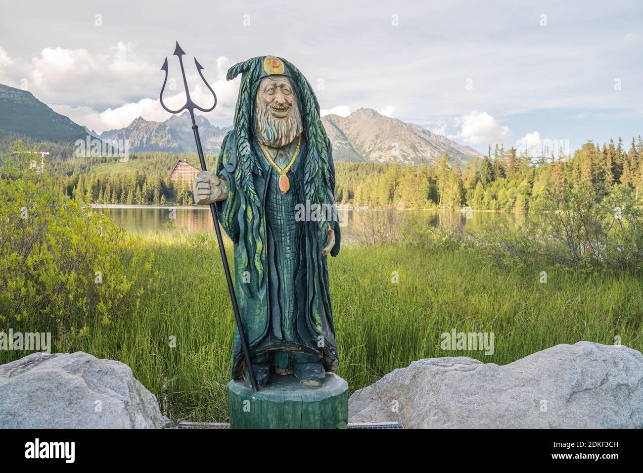 Statue de Waterman au bord du lac de montagne dans le parc national de High Tatras. Strbske pleso, Slovaquie, Europe. Soirée en fin d'été au bord du lac. Banque D'Images
