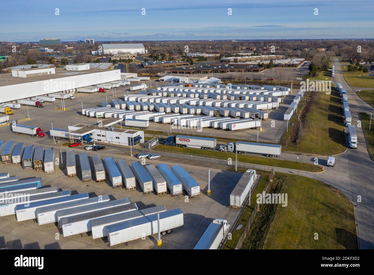 Allen Park, Michigan, États-Unis. 15 décembre 2020. De longs retards de semaines ou même de mois dans le traitement du courrier sont signalés au centre de distribution du réseau de Detroit du United States postal Service. Outre de nombreuses remorques en attente de déchargement, une ligne de camions attend d'entrer dans l'installation. Les causes des retards sont notamment la pandémie du coronavirus, les volumes de courrier élevés et la décision du ministre des postes nommé par Trump de mettre au rebut les machines de tri du courrier à grande vitesse. Crédit : Jim West/Alay Live News Banque D'Images