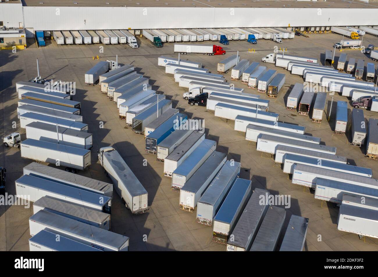 Allen Park, Michigan, États-Unis. 15 décembre 2020. De longs retards de semaines ou même de mois dans le traitement du courrier sont signalés au centre de distribution du réseau de Detroit du United States postal Service. Outre de nombreuses remorques en attente de déchargement, une ligne de camions attend d'entrer dans l'installation. Les causes des retards sont notamment la pandémie du coronavirus, les volumes de courrier élevés et la décision du ministre des postes nommé par Trump de mettre au rebut les machines de tri du courrier à grande vitesse. Crédit : Jim West/Alay Live News Banque D'Images