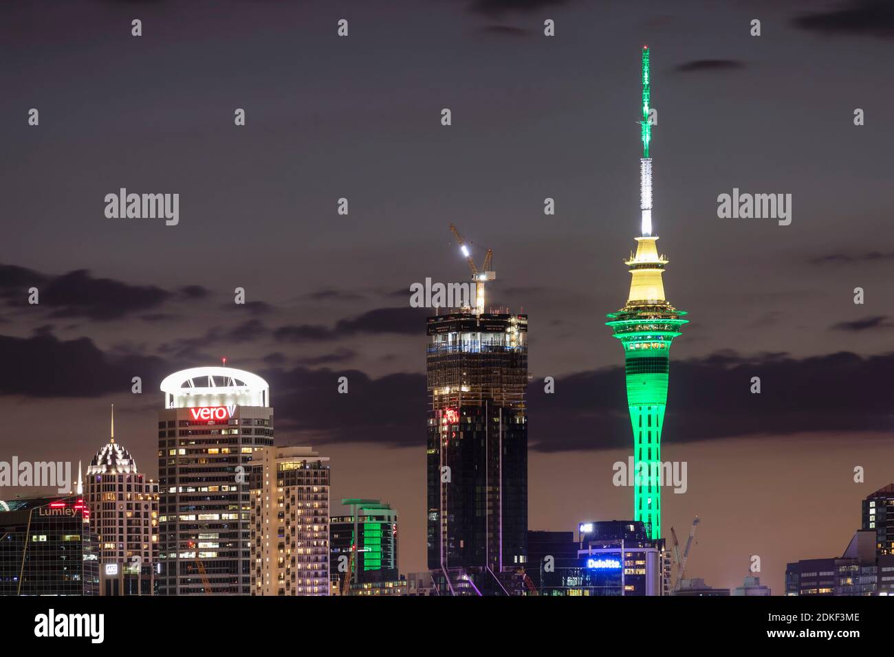 Sky Tower et Auckland Skyline la nuit, Île du Nord, Nouvelle-Zélande, Océanie Banque D'Images