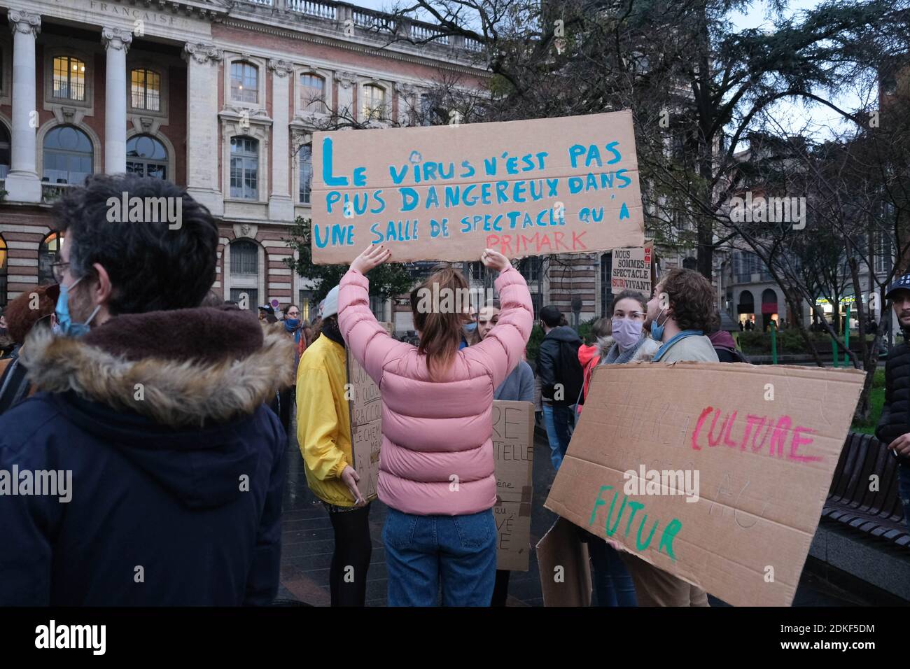 Signe 'le virus n'est pas plus dangereux dans un théâtre que dans Primark'. Un rassemblement d'acteurs culturels a eu lieu à Toulouse, France, le 15 décembre 2020. Parce qu'elles sont considérées comme des activités non essentielles par le gouvernement, les espaces liés à la culture restent fermés jusqu'au début de l'année 2021. Dans le même temps, les mesures du deuxième confinement liées à la pandémie de Covid-19 sont assouplies pour d'autres activités. Photo de Patrick Batard / ABACAPRESS.COM Banque D'Images