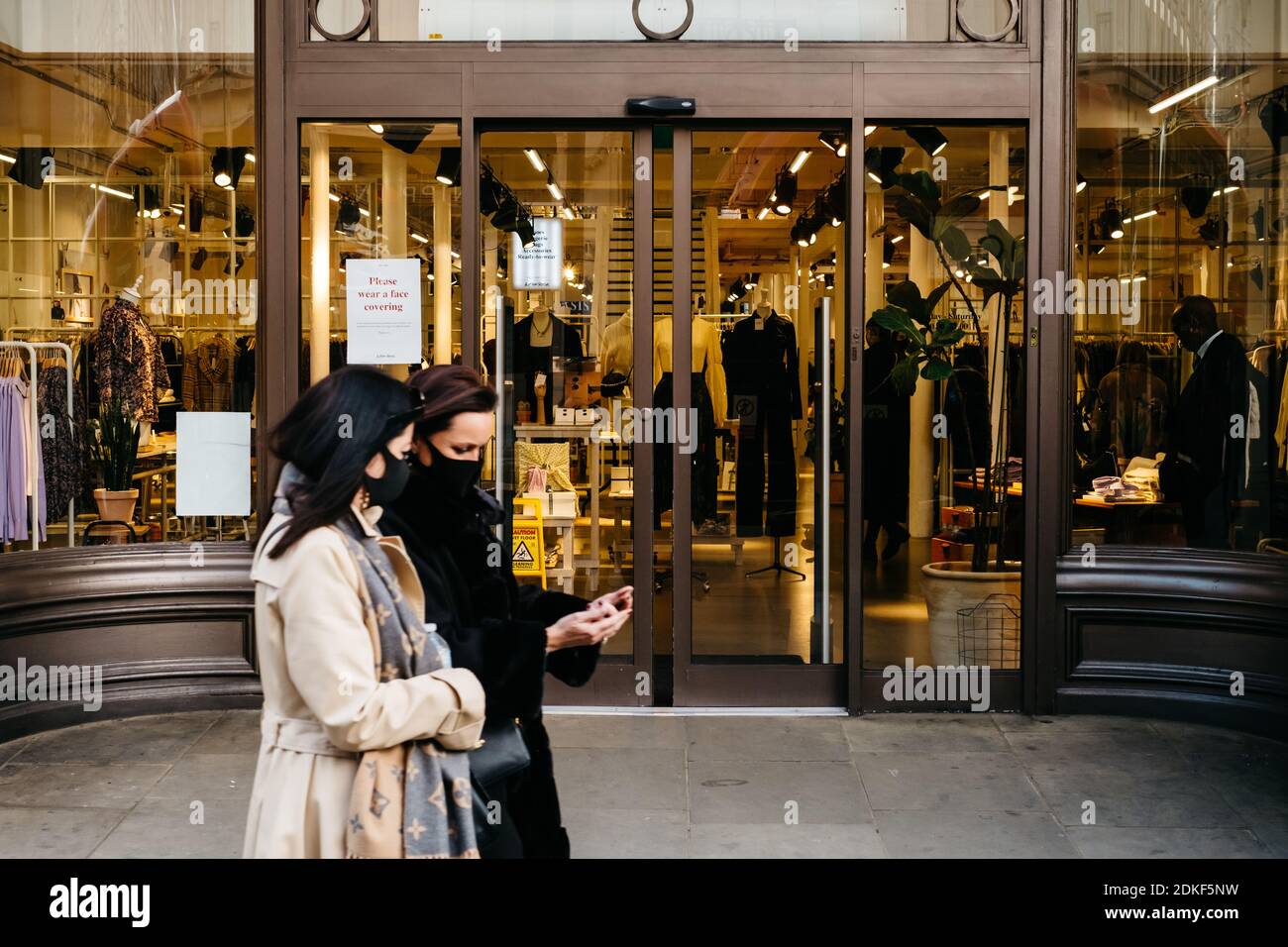 Regent Street, Londres, Royaume-Uni. 15 décembre 2020. Les rues regorgent de clients qui font leurs derniers achats de Noël dans le West End avant l'entrée en vigueur des restrictions de niveau 3 à Londres et dans de nombreuses régions du sud-est de l'Angleterre pour essayer d'empêcher la montée des cas de Covid-19. Crédit : Tom Leighton/Alamy Live News Banque D'Images