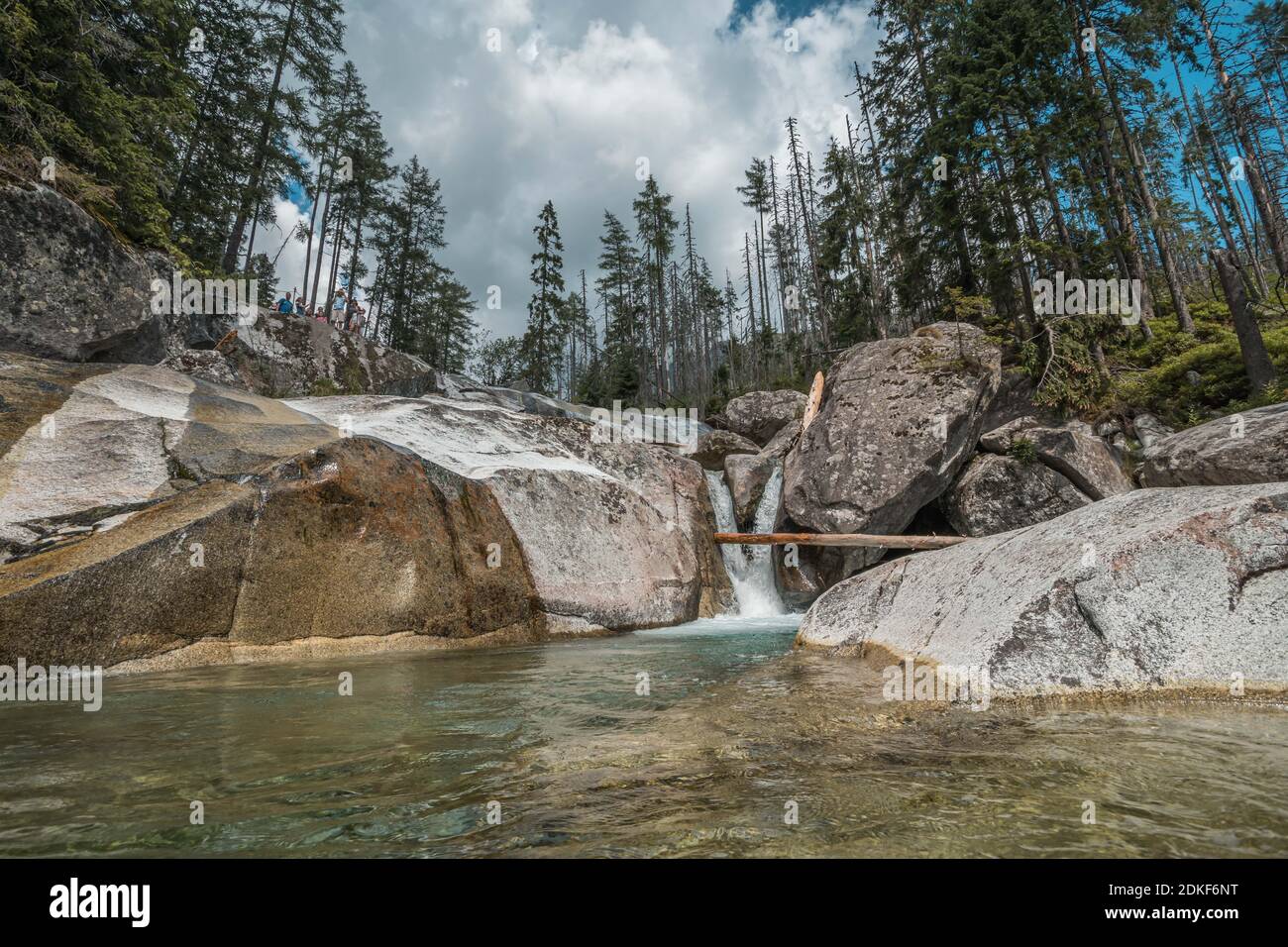 Cascades de Cold Stream dans la Grande Vallée froide à High Tatras, Slovaquie. Ciel nuageux. Banque D'Images