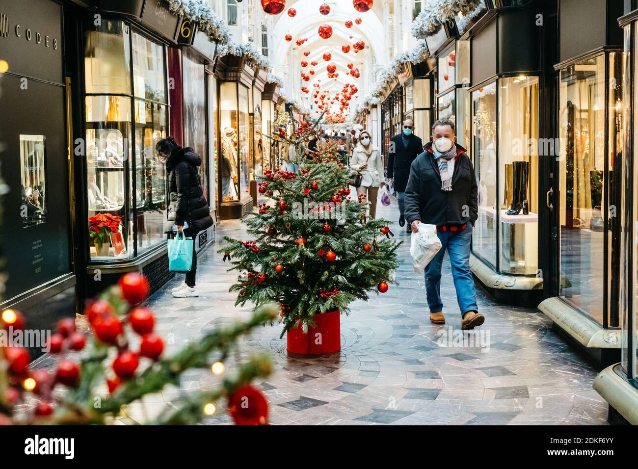 Burlington Arcade, Londres, Royaume-Uni. 15 décembre 2020. Les clients visitent la Burlington Arcade dans le West End avant que les restrictions de niveau 3 n'entrent en vigueur à Londres et dans de nombreuses régions du sud-est de l'Angleterre pour essayer d'empêcher la montée des cas de Covid-19. Crédit : Tom Leighton/Alamy Live News Banque D'Images