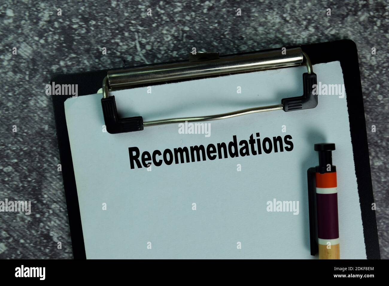 Recommandations écrire sur un document sur la table. Concept d'entreprise Banque D'Images